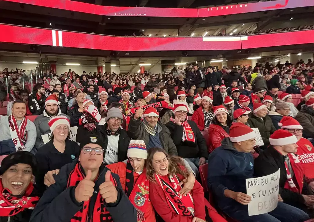 Clientes do CACI e colaboradores da Cercipeniche, na ida ao Jogo do Sport Lisboa e Benfica, em Lisboa