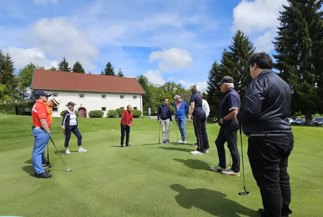 Grupo de participantes da atividade de golf, do Projeto “CERCINAction GOLF” e do Projeto Erasmus+