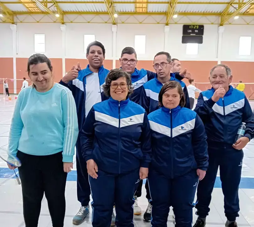 Pessoas apoiadas pela Cercipeniche, participantes do Encontro de Badminton em Leiria