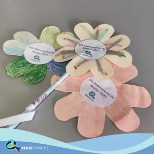 Flores de papel coloridas, desenvolvidas pelas pessoas apoiadas