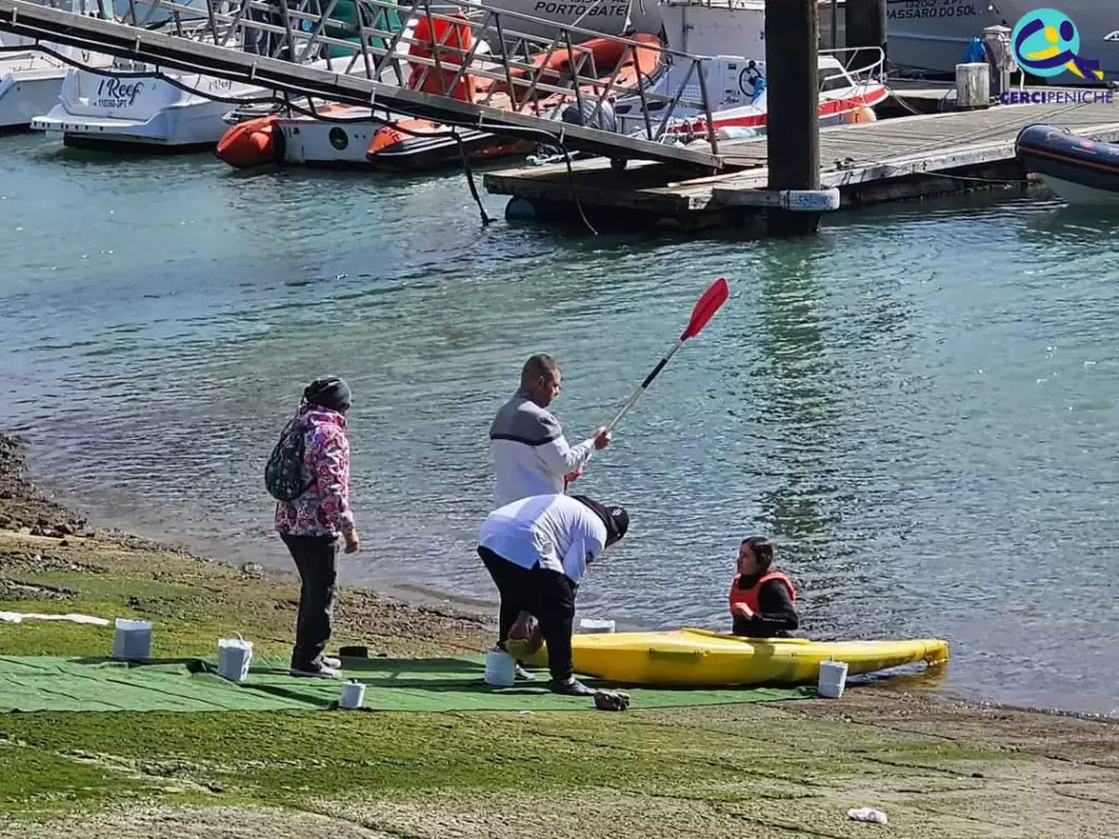 Integrantes da Cercipeniche, participantes da Prova de Canoagem do Desporto Escolar do Oeste, em Peniche