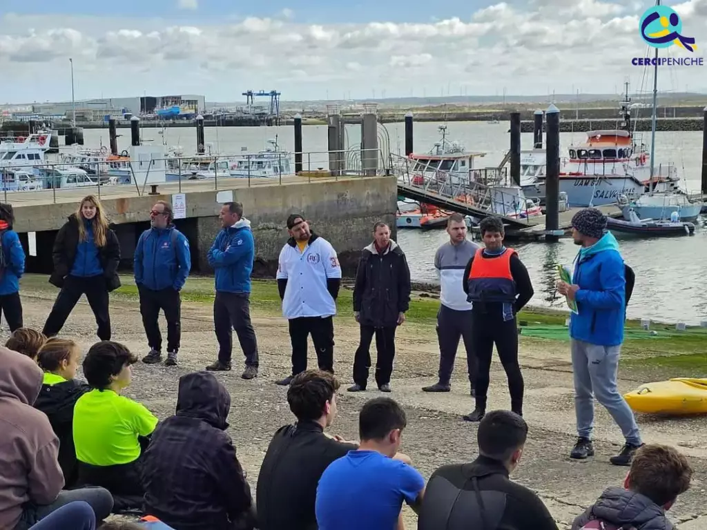 Pessoas presentes, participantes da Prova de Canoagem do Desporto Escolar do Oeste, em Peniche