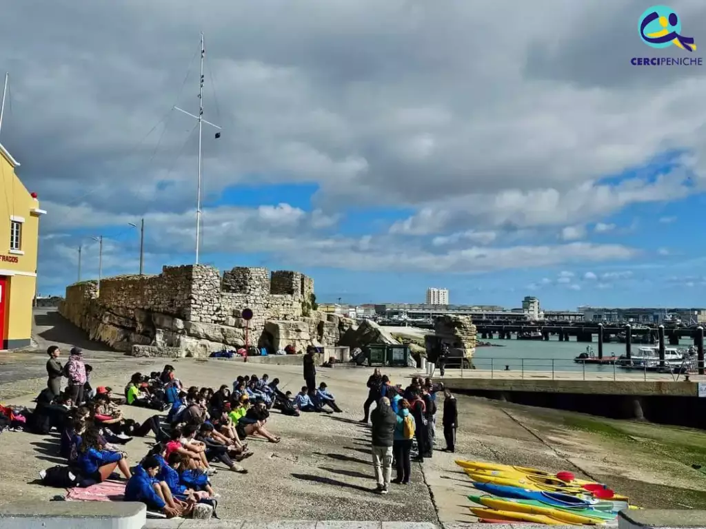 Pessoas presentes, participantes da Prova de Canoagem do Desporto Escolar do Oeste, em Peniche