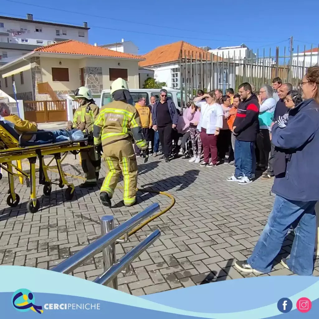 Integrantes da Cercipeniche, com os Bombeiros Voluntários de Peniche, no Simulacro no CERIN