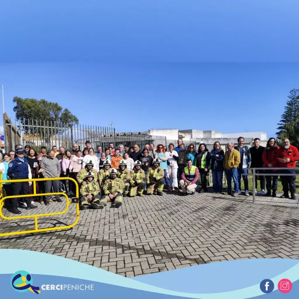 Integrantes da Cercipeniche, com os Bombeiros Voluntários de Peniche e a PSP de Peniche, no Simulacro no CERIN