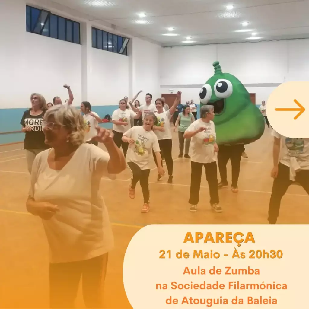 Grupo de pessoas presentes, com o Pirilampo Mágico, no evento "Aula de Zumba", na Sociedade Filarmónica de Atouguia da Baleia