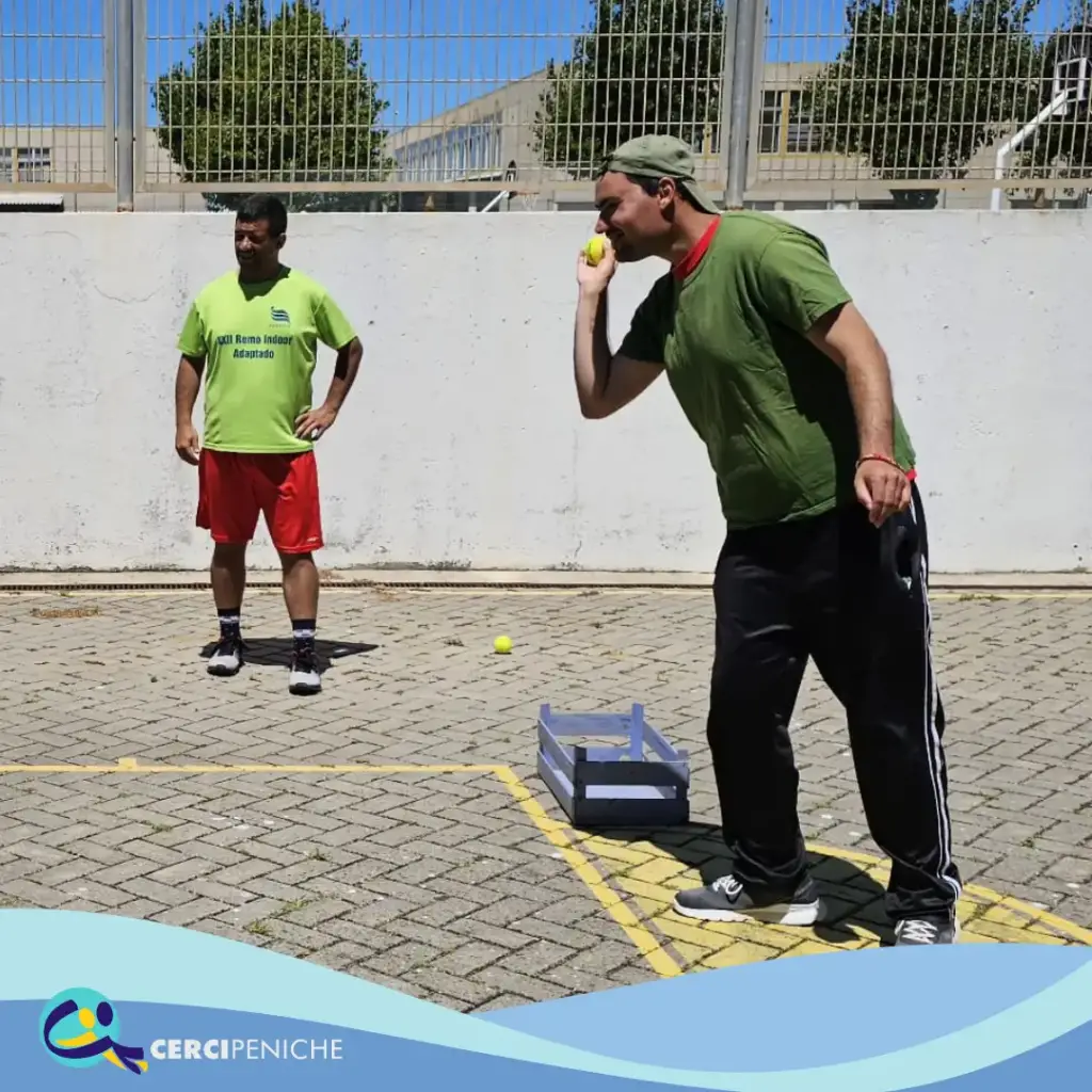 Pessoas apoiadas pela Cercipeniche, na atividade de jogos tradicionais, no CERIN