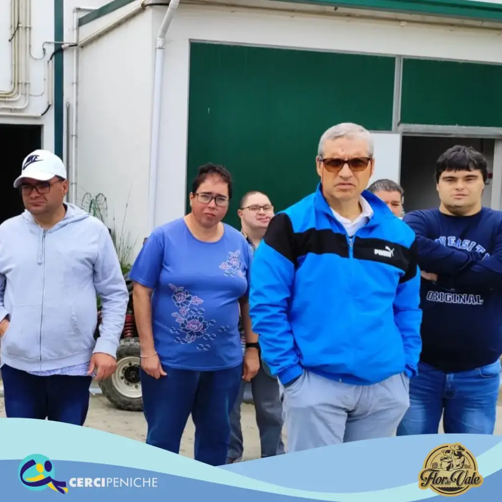 Pessoas apoiadas pela Cercipeniche, na visita à Queijaria Flor do Vale