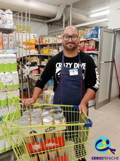 Cliente do CACI, numa Atividade Socialmente Útil (ASU), no Supermercado Minipreço, em Peniche