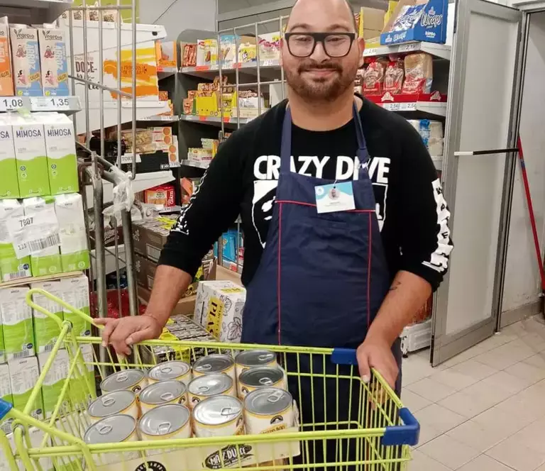 Cliente do CACI, na Atividade Socialmente Útil (ASU), no Supermercado Minipreço, em Peniche