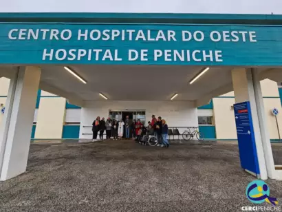 Colaboradores do Centro Hospitalar do Oeste (CHO), junto de colaboradoras e pessoas apoiadas pela Cercipeniche