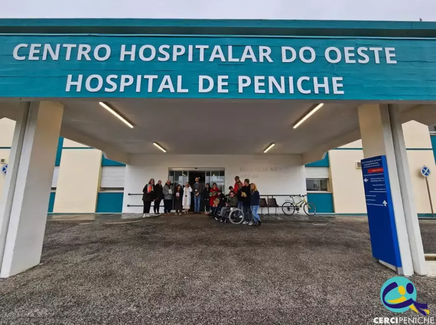 Colaboradores do Centro Hospitalar do Oeste (CHO), junto de colaboradoras e pessoas apoiadas pela Cercipeniche