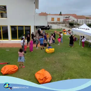 Pessoas presentes e participantes da Festa de Final de Ano de 2024 da Cercipeniche