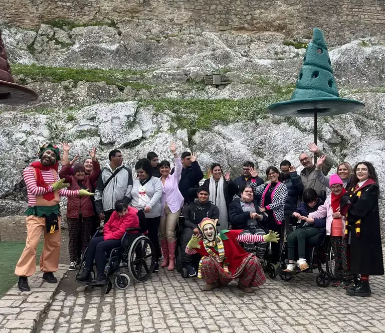 Clientes do CACI e colaboradoras da Cercipeniche, na visita à Vila Natal de Óbidos