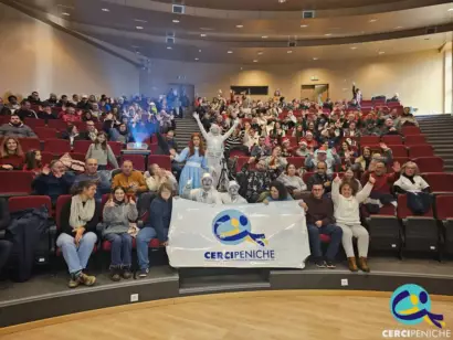 Pessoas apoiadas e colaboradores da Cercipeniche, com o Grupo de Teatro ADN de Palco