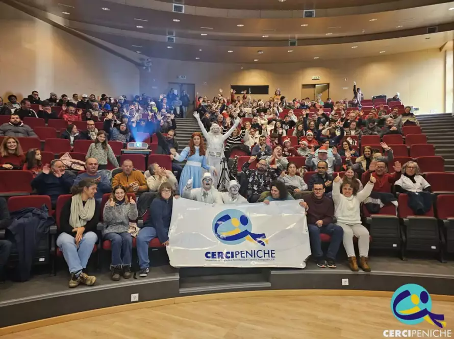 Pessoas apoiadas e colaboradores da Cercipeniche, com o Grupo de Teatro ADN de Palco