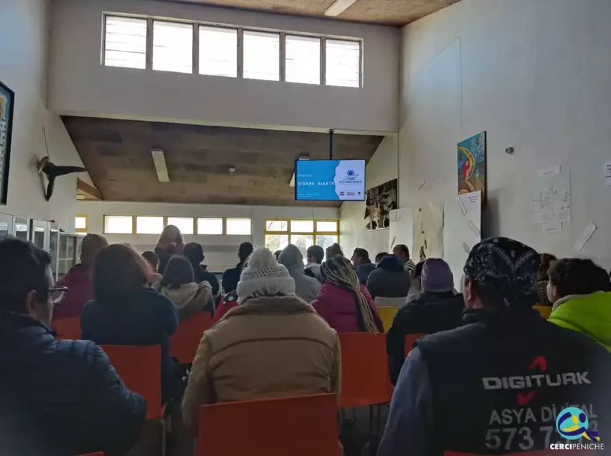 Grupo de pessoas presentes, na Ação de Sensibilização "A informação é a melhor prevenção!"