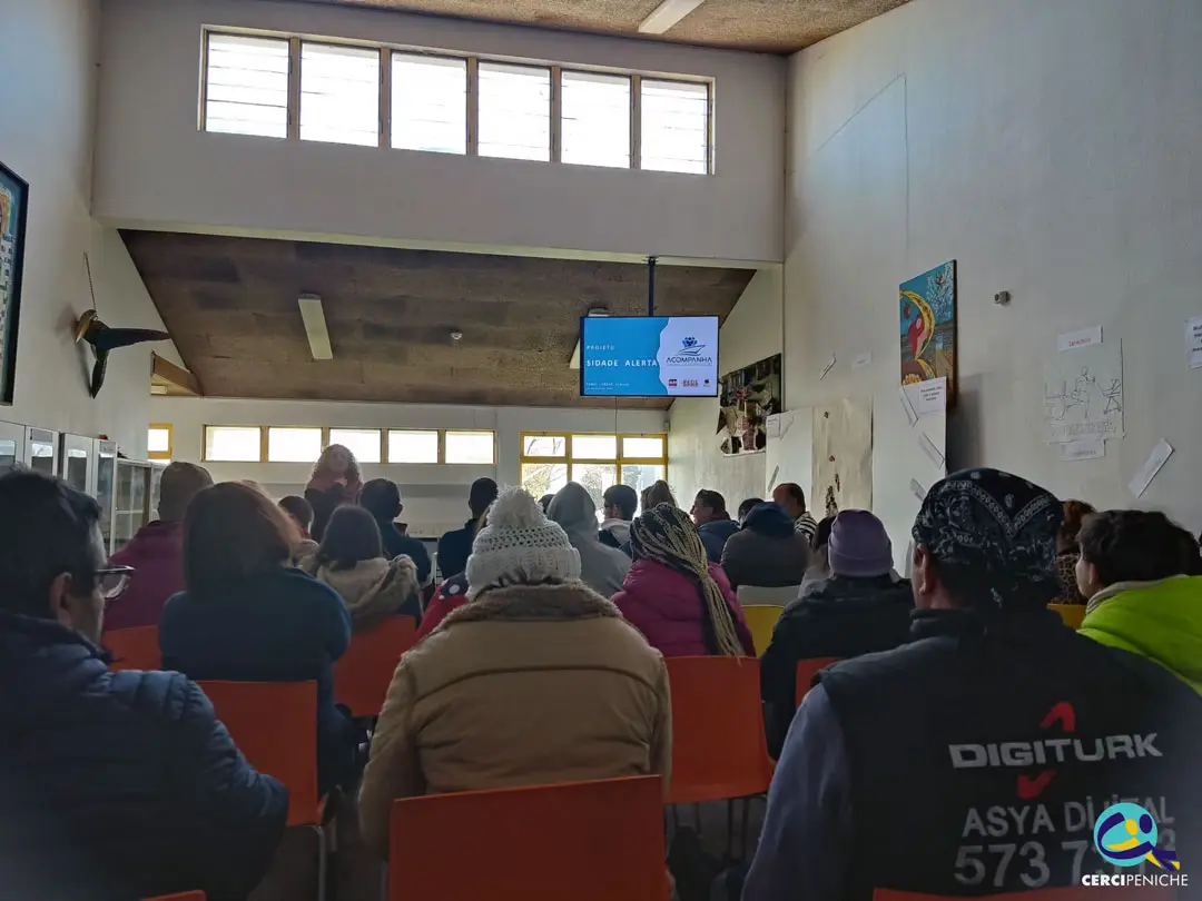 Grupo de pessoas presentes, na Ação de Sensibilização "A informação é a melhor prevenção!"