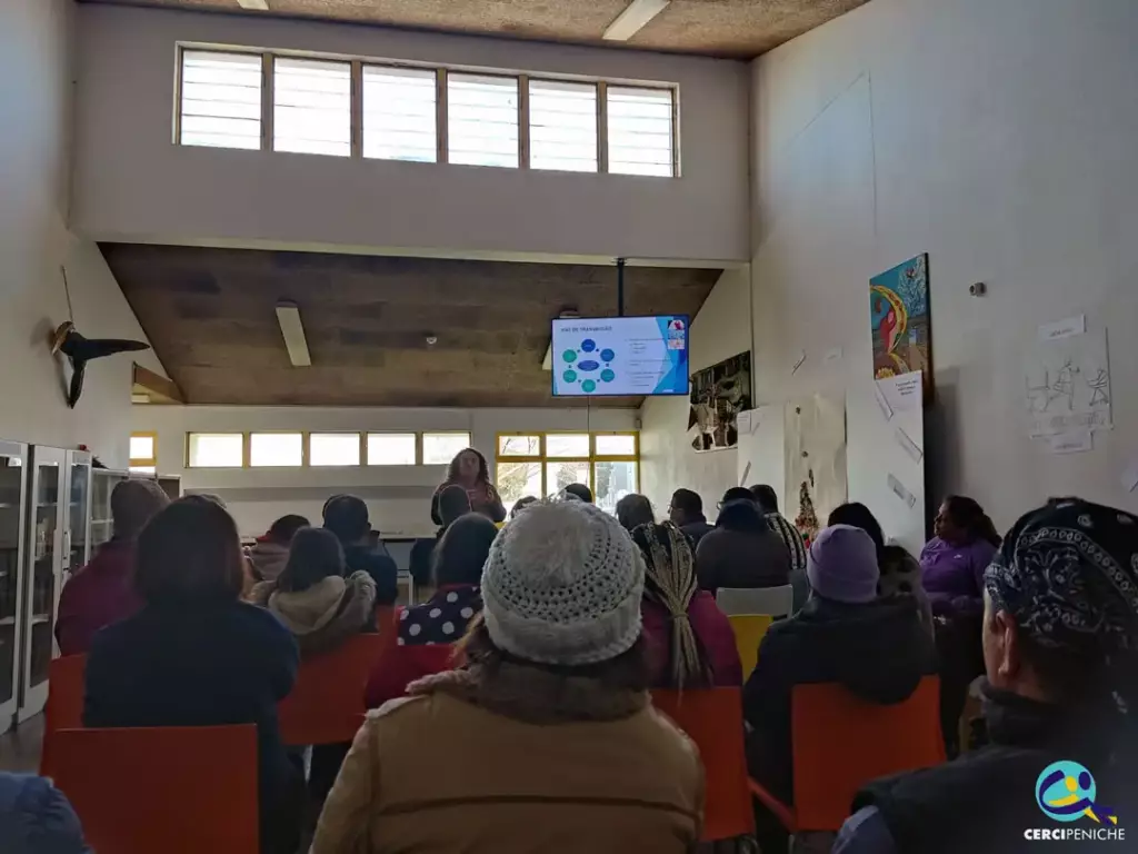 Grupo de pessoas presentes, na Ação de Sensibilização "A informação é a melhor prevenção!"