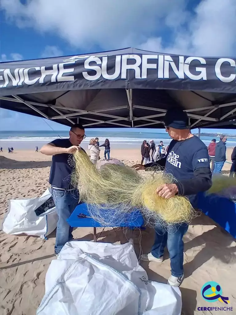 Pessoas apoiadas pela Cercipeniche, no Campeonato Mundial de Surf 2024, em Peniche