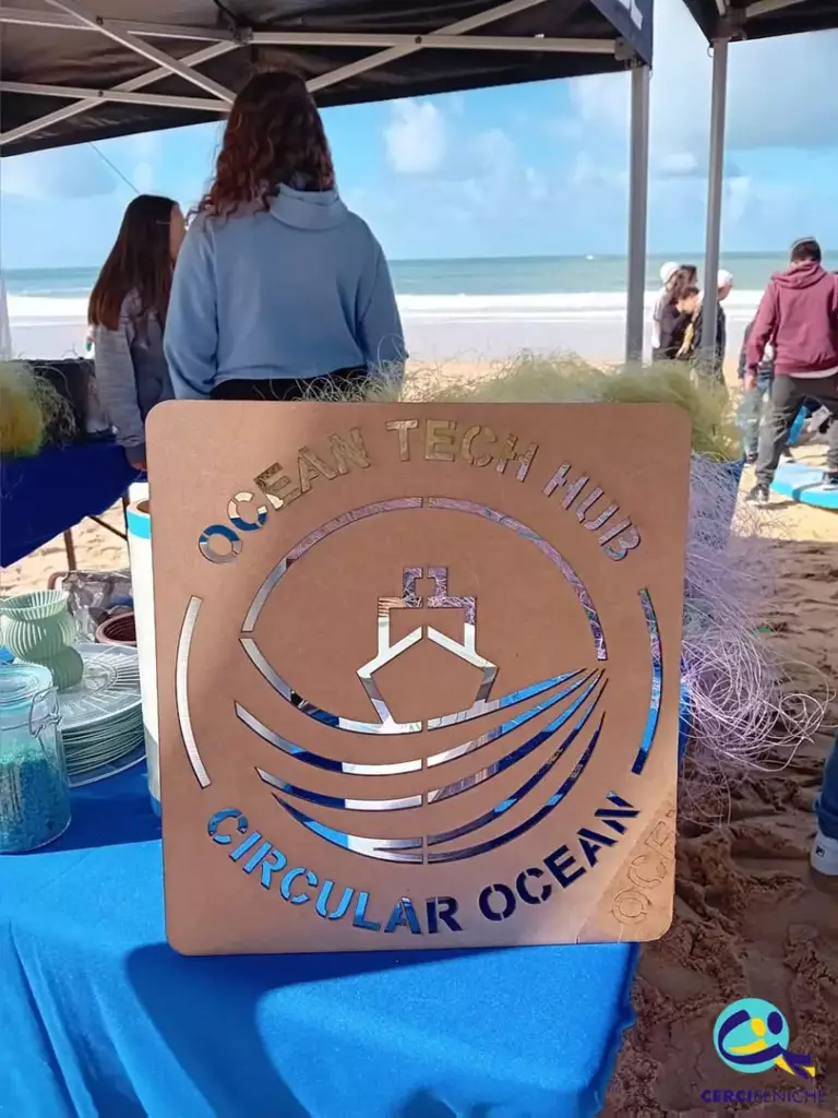 Placa da parceria com a Peniche Ocean Watch, no Campeonato Mundial de Surf 2024