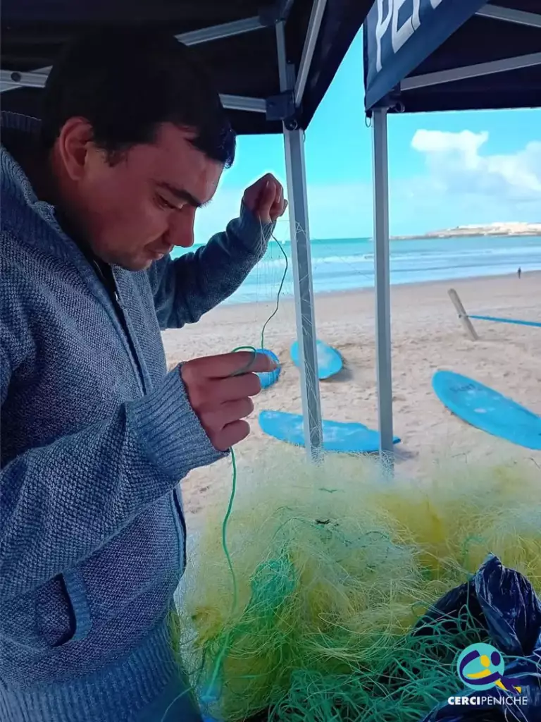 Pessoa apoiada pela Cercipeniche, no Campeonato Mundial de Surf 2024, em Peniche