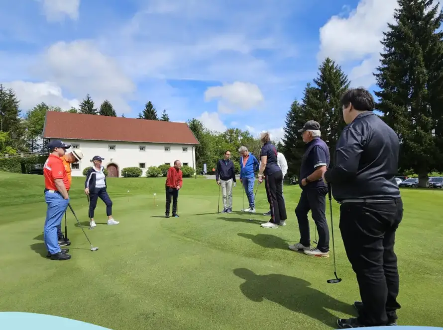 Grupo de participantes da atividade de golf, do Projeto “CERCINAction GOLF” e do Projeto Erasmus+