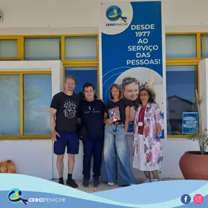 Colaboradores da Cercipeniche, com um professor da Escola Vocacional Luovi