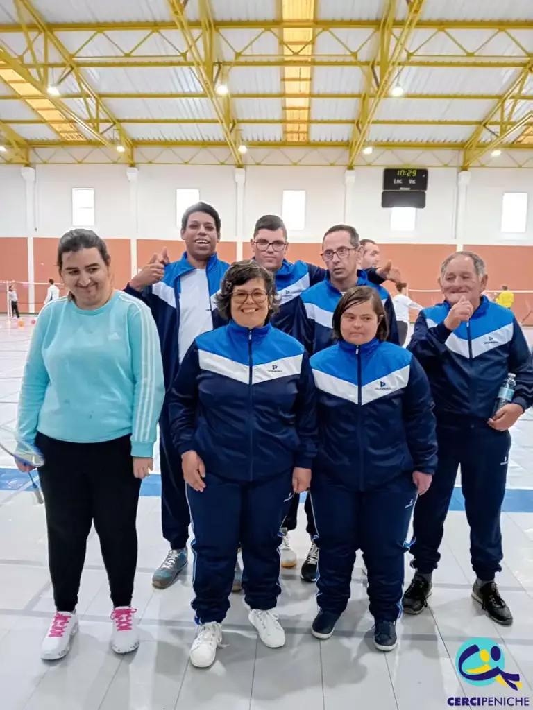 Pessoas apoiadas pela Cercipeniche, participantes do Encontro de Badminton em Leiria