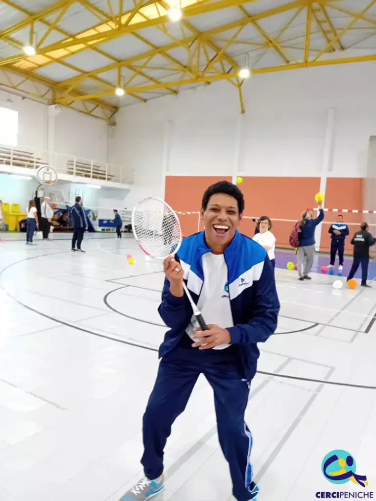 Pessoa apoiada pela Cercipeniche, participante do Encontro de Badminton em Leiria