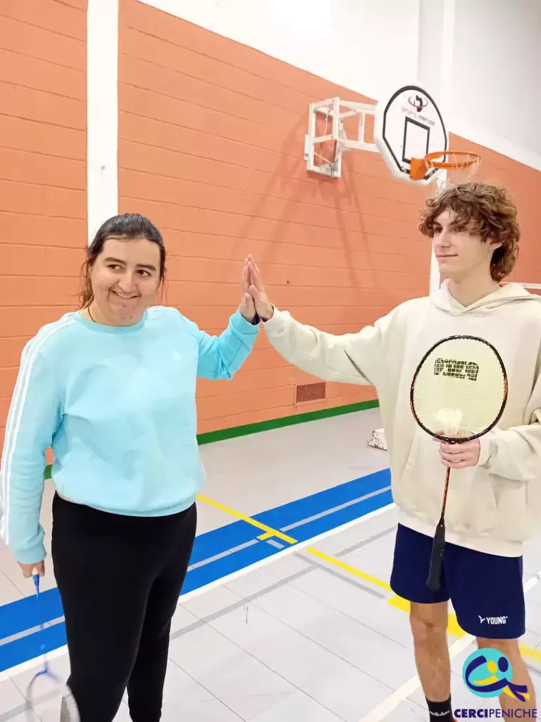 Pessoa apoiada pela Cercipeniche, participante do Encontro de Badminton em Leiria