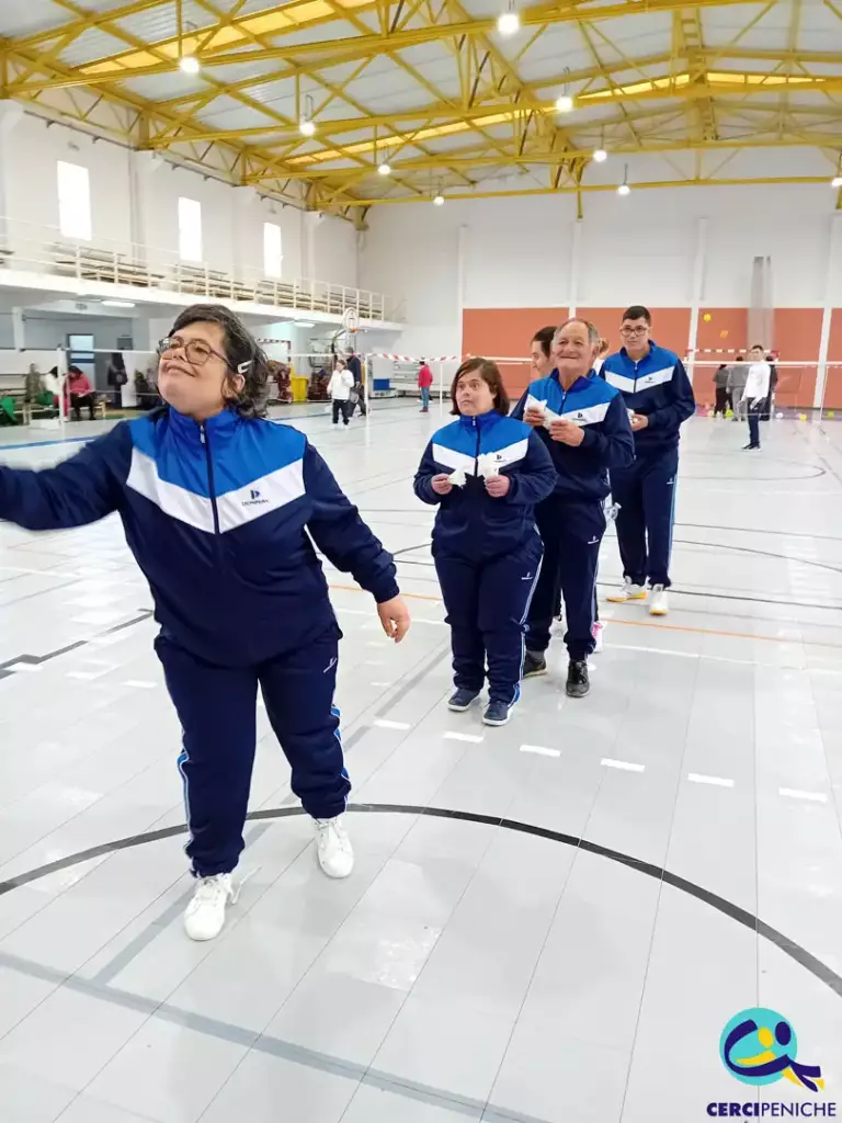 Pessoas apoiadas pela Cercipeniche, participantes do Encontro de Badminton em Leiria