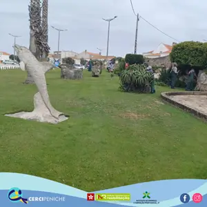 Jardim com a estatueta de golfinho, perto da Fortaleza de Peniche, onde decorreu a Atividade "Um Dia Como Jardineiro/a", integrada no âmbito do Projeto INR e do Projeto +Emprego Inclusivo, aprovado pelo Instituto Nacional para a Reabilitação, I.P.