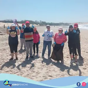 Pessoas apoiadas pela Cercipeniche, na iniciativa da Recolha de Lixo na Praia do Baleal