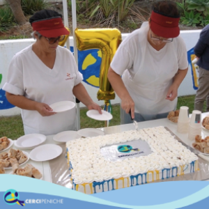 Colaboradoras com o bolo da Festa de Aniversário da Cercipeniche